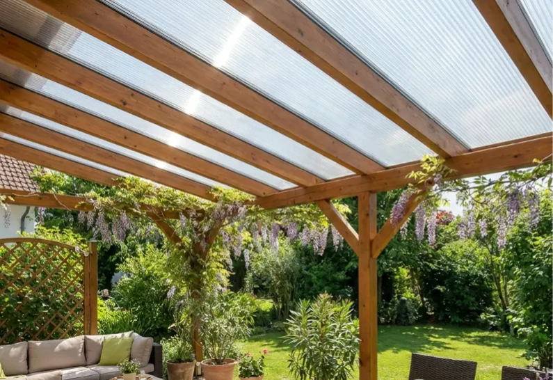 PERGOLA AVEC PLAQUE DE POLYCARBONATE TRANSPARENTE