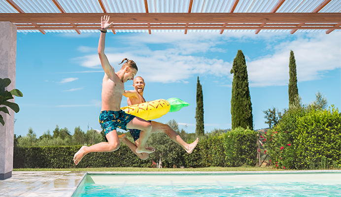 Abris de piscine en polycarbonate : confort, sécurité et protection toute l&rsquo;année