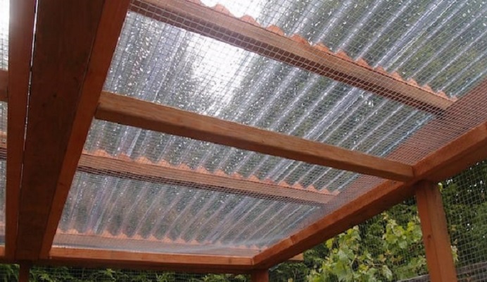 Condensation dans les plaques de polycarbonate : causes et solutions