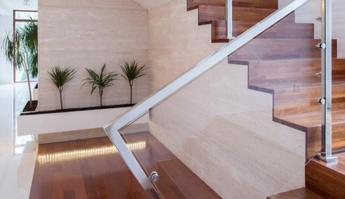 Le polycarbonate compact : Alliez Sécurité et Design pour vos Balustrades et Garde-corps