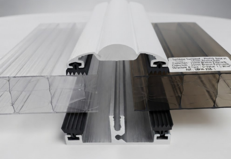 profil universel avec joints installé avec le polycarbonate alvéolaire 32mm