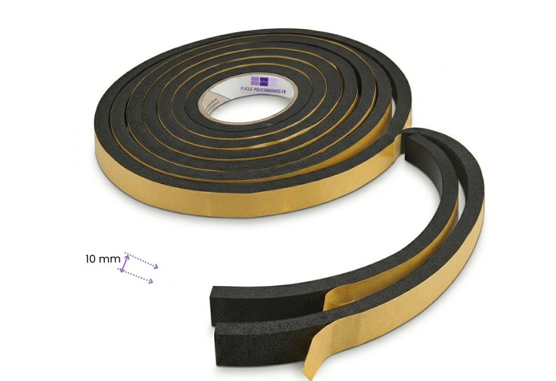 Calage • Étanchéité • Anti-vibration Mousse d’étanchéité et de calage autocollante noire Cette mousse autocollante de 10 mm d’épaisseur est conçue pour améliorer la pose des plaques de toiture en polycarbonate, PVC ou métal. Installée sur les chevrons intermédiaires, elle compense l’épaisseur des profils aluminium et crée une surface d’appui régulière afin de maintenir toutes les plaques au même niveau. Les avantages de la mousse autocollante Calage de 10 mm Compense la hauteur des profils aluminium placés sur les chevrons porteurs. Plaques bien alignées Maintient une hauteur régulière entre les plaques et les différents éléments de la structure. Étanchéité renforcée Contribue à limiter le passage de l’eau, de l’air, de la poussière et des insectes. Moins de vibrations Réduit les contacts directs entre les plaques et la structure, ainsi que les bruits associés. Pose rapide Sa face autocollante maintient la mousse en position pendant l’installation de la toiture. Usage extérieur Convient aux pergolas, carports, vérandas, abris et autres couvertures légères. Fiche technique Type de produit Mousse d’étanchéité et de calage autocollante Couleur Noire Épaisseur 10 mm Conditionnement Rouleau de 10 m Fixation Face autocollante avec film de protection Fonctions Calage, étanchéité et réduction des vibrations Compatibilité Plaques de toiture en polycarbonate, PVC ou métal Applications Pergolas, carports, vérandas, abris et toitures légères Conseils de pose Nettoyez et dépoussiérez soigneusement la surface du chevron. Vérifiez que le support est propre, sec et exempt de graisse. Déroulez la mousse et découpez la longueur nécessaire. Retirez progressivement le film de protection de la face adhésive. Appliquez la mousse sans l’étirer, puis exercez une légère pression sur toute sa longueur. La face autocollante facilite la mise en place de la mousse. La fixation définitive de la toiture doit être assurée par les profils et les éléments de fixation adaptés. Questions fréquentes À quoi sert cette mousse sous une toiture en polycarbonate ? Elle sert à compenser l’épaisseur des profils aluminium, à maintenir les plaques au même niveau et à limiter les contacts directs avec la structure. Où faut-il placer la mousse ? Elle se place principalement sur les chevrons intermédiaires, sous les plaques, aux endroits où aucun profil aluminium ne compense la différence de hauteur. La mousse améliore-t-elle l’étanchéité de la toiture ? Oui, elle contribue à limiter le passage de l’eau, de l’air, de la poussière et des insectes entre les plaques et leur support. Elle ne remplace toutefois pas les profils, joints et fixations d’étanchéité prévus pour la toiture. Réduit-elle le bruit de la pluie ? Elle peut réduire les vibrations et les bruits de contact transmis entre les plaques et la structure. Elle ne constitue cependant pas une isolation acoustique complète. Peut-on utiliser cette mousse avec des plaques en PVC ou en métal ? Oui, elle peut être utilisée sous différentes plaques de toiture légères en polycarbonate, PVC ou métal, sous réserve de respecter les instructions de pose propres à chaque couverture. L’adhésif suffit-il pour fixer les plaques ? Non. L’adhésif sert uniquement à maintenir la mousse en place pendant la pose. Les plaques doivent être installées avec des profils et des fixations adaptés.