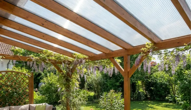Comment couvrir une terrasse sans perdre de luminosité ? Les meilleures solutions pour protéger votre terrasse tout en conservant la lumière naturelle